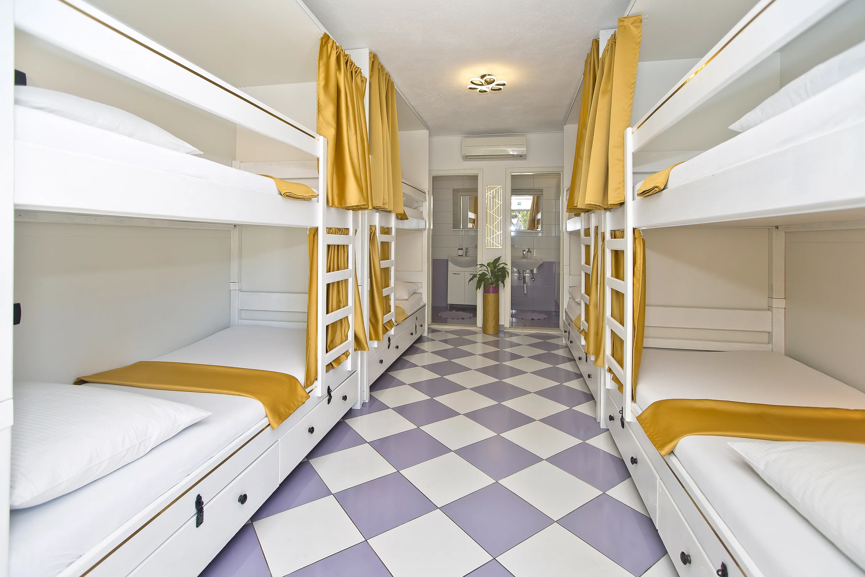 6 bed mixed dorm