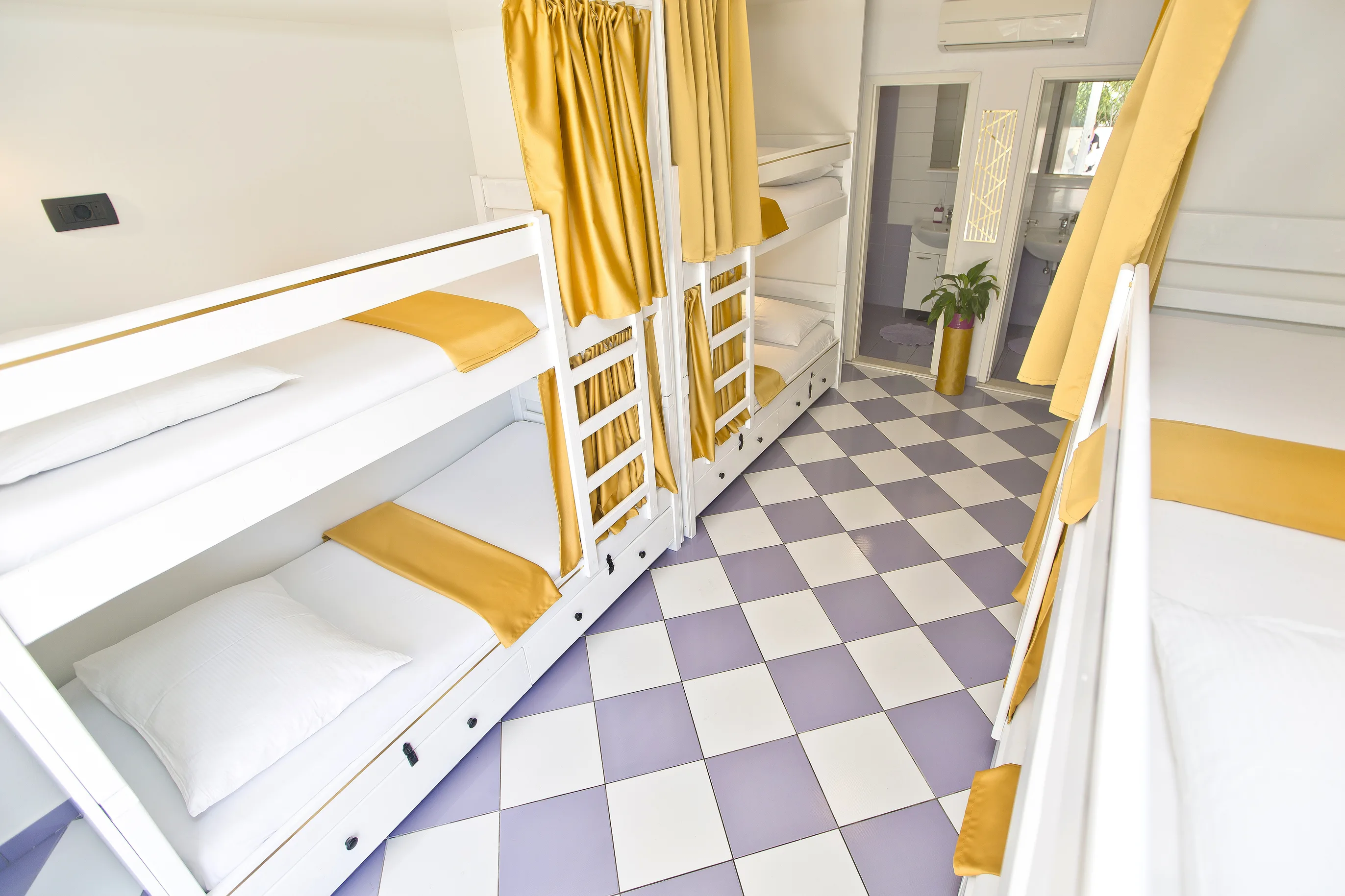 8 bed mixed dorm